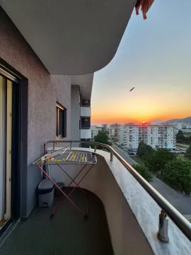 Pogled sa terase na grad i zalazak sunca. - image 15