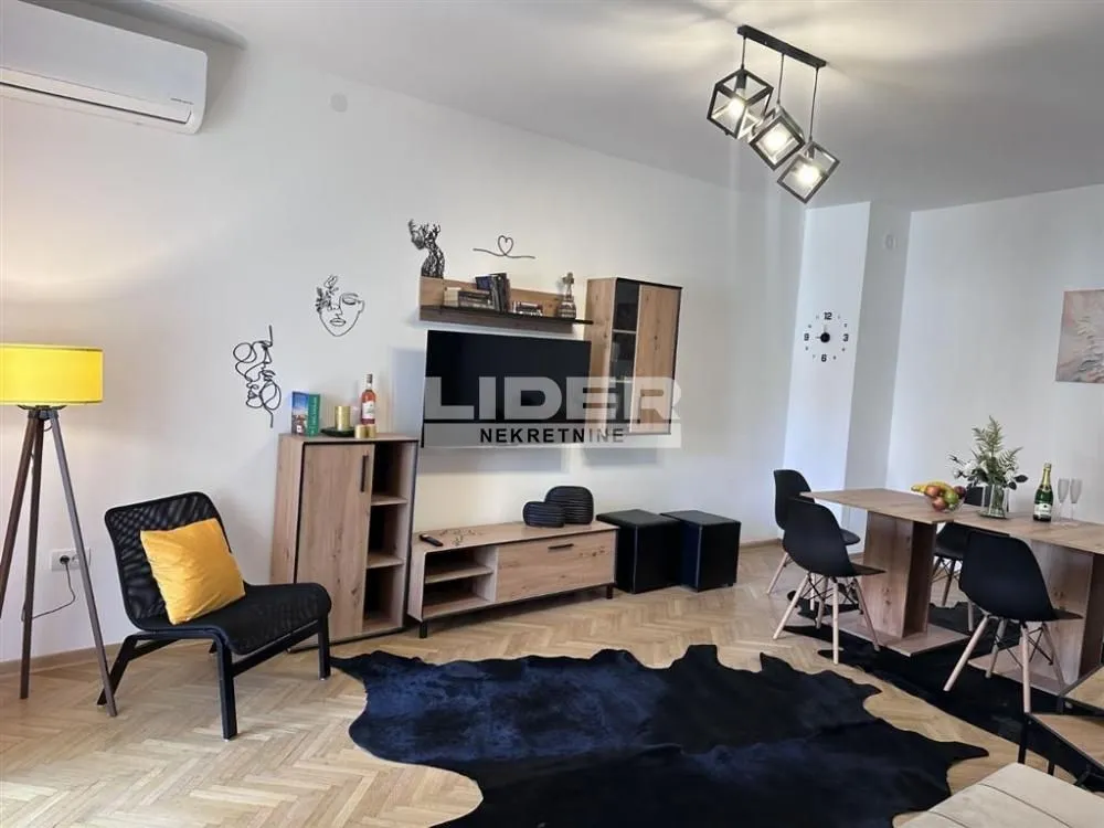 Izdavanje, trosoban stan, 85m², Senjak, Beograd