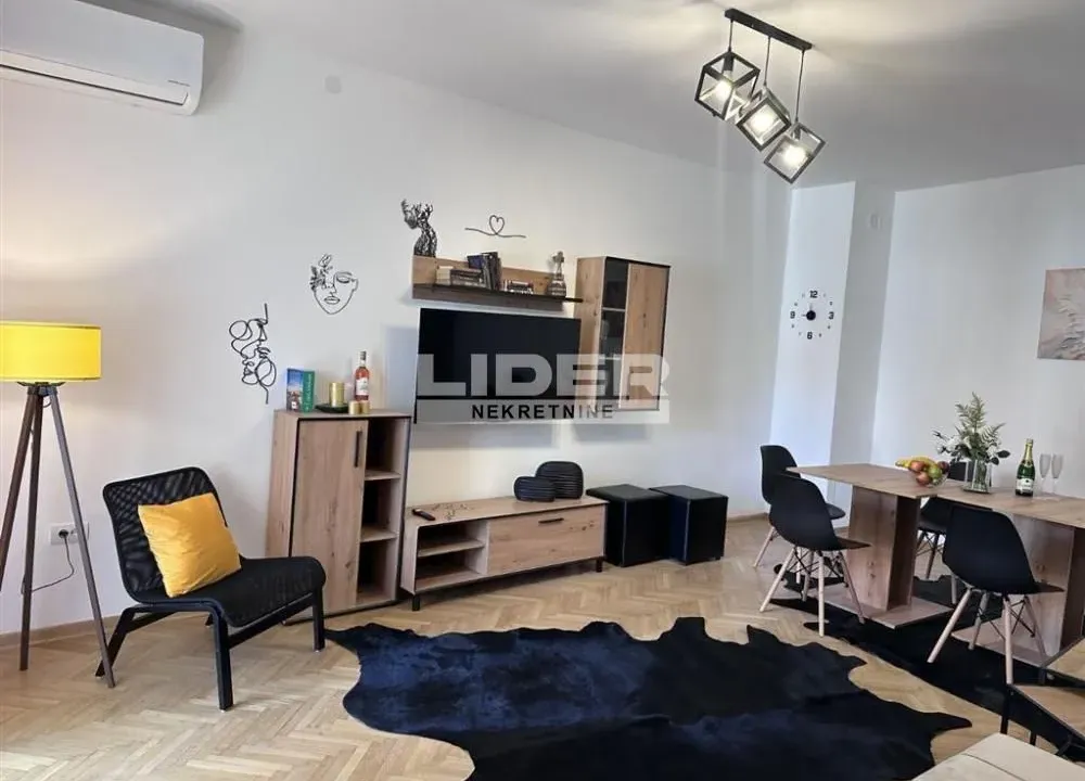 Izdavanje, trosoban stan, 85m², Senjak, Beograd