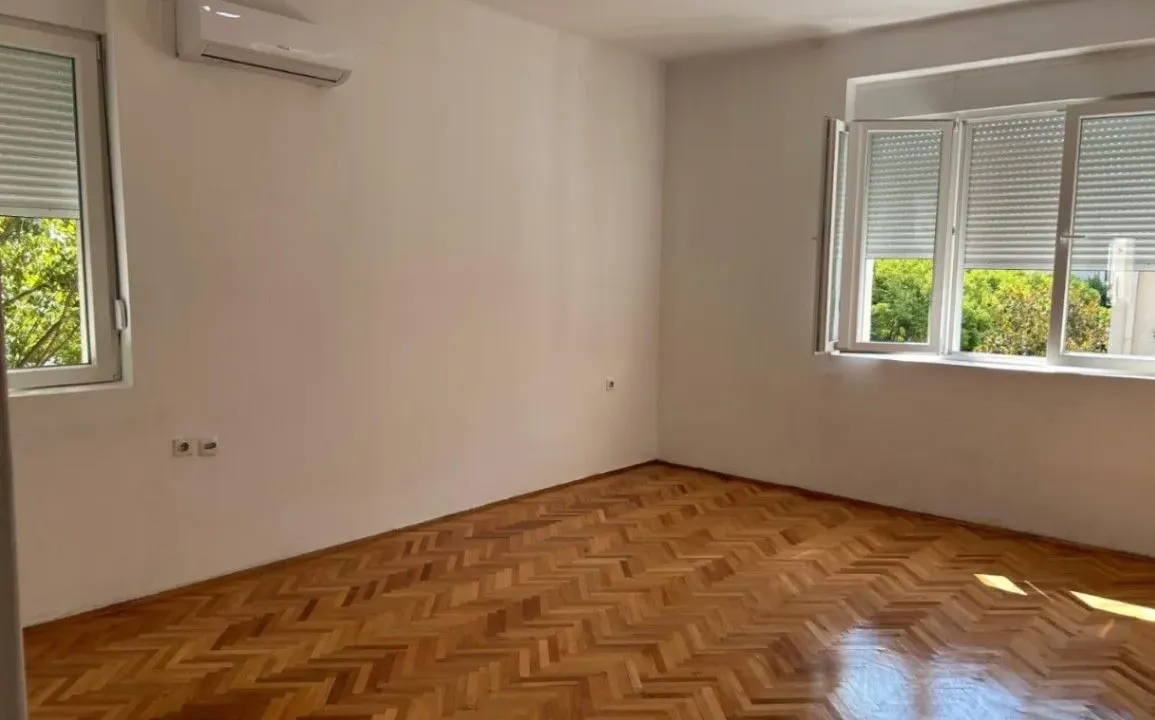 Izdavanje, dvosoban stan, 70m², Centar, Podgorica
