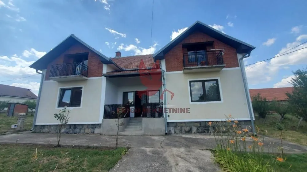 Prodaja, kuća, 280m², Centar, Topola