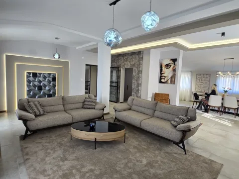 Izdavanje, trosoban stan, 180m², Tološi, Podgorica