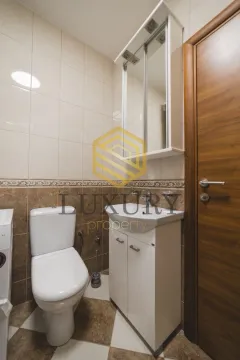 Manje kupatilo sa sanitarijama, umivaonikom i ugradnim ormarićem sa ogledalom. - image 3