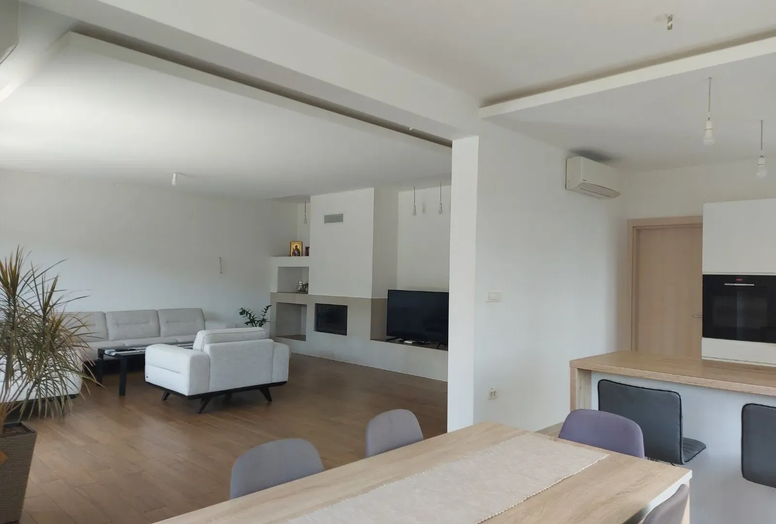 Prodaja, kuća, 380m², Centar, Inđija