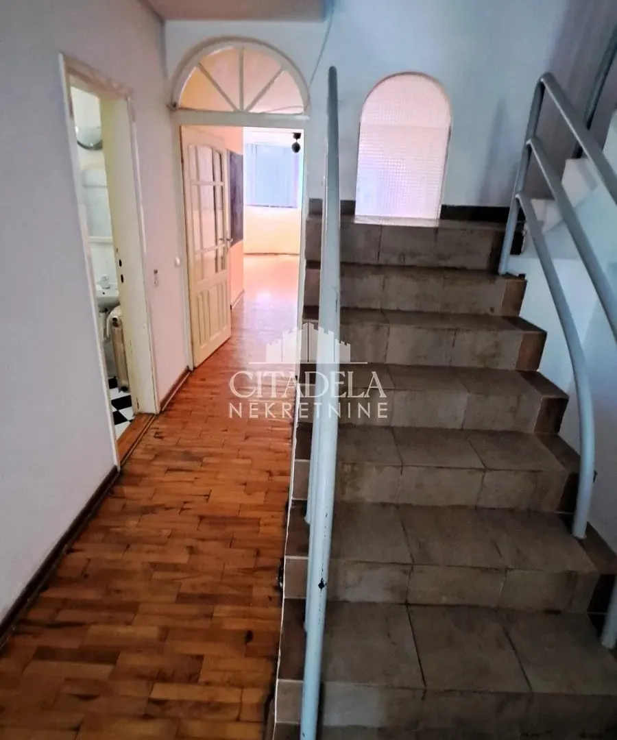 Izdavanje, kuća, 200m², Čukarica, Beograd