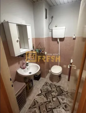 Manje kupatilo sa umivaonikom, WC šoljom i zidnim ormarićem sa ogledalom. - image 3