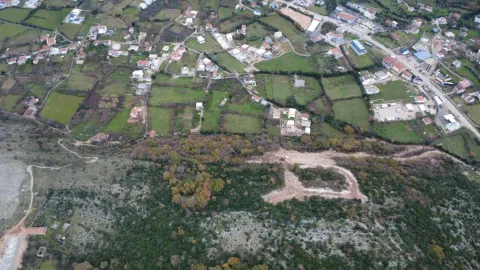 Pogled iz vazduha na okolno naselje i prirodu. - image 5