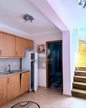 Manja drvena kuhinja sa frižiderom i stepeništem u nastavku. - image 7