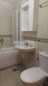 Bathroom equipped with a washbasin, toilet, bathtub, and mirrored cabinet. - image 7