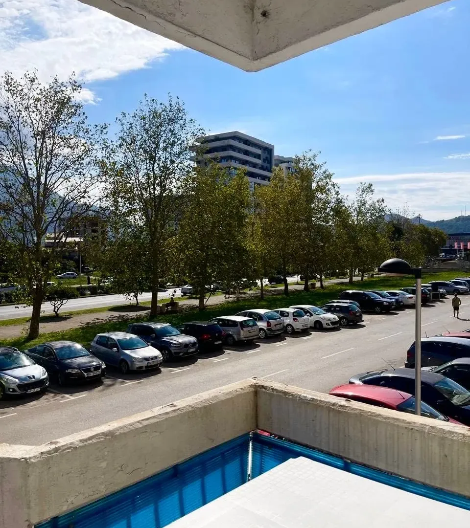 Izdavanje, dvosoban stan, 67m², Centar, Bar
