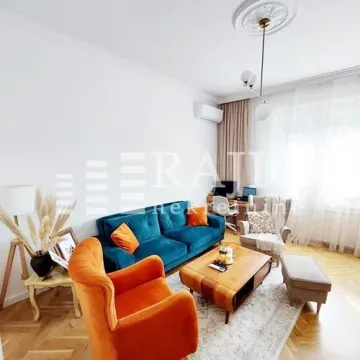 Svetao dnevni boravak sa garniturom i trpezarijskim delom. - image 2