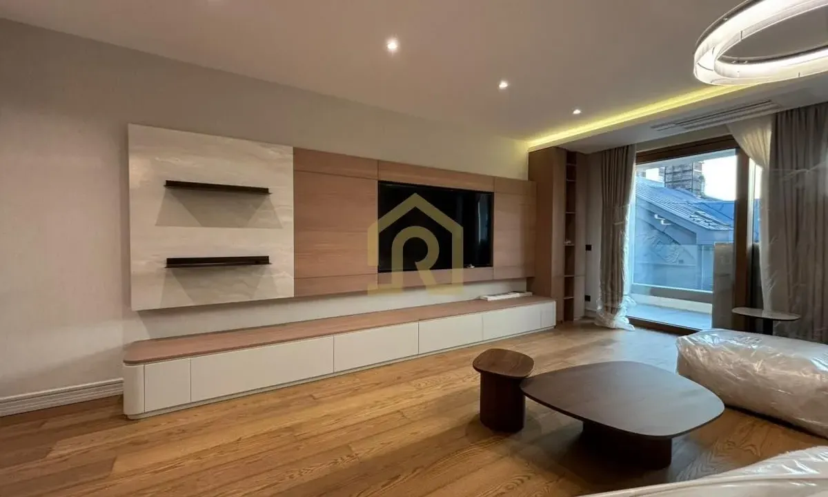 Izdavanje, četvorosoban stan, 143m², Cvetni Trg, Vračar Sve Podlokacije