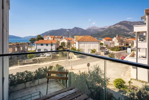 Pogled sa balkona na more, planine i okolne kuće. - image 14