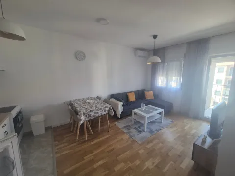 Dnevna soba sa garniturom, trpezarijskim stolom i izlazom na terasu. - image 3