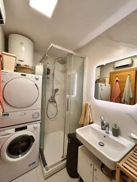 Kompaktno kupatilo sa tuš kabinom, umivaonikom i veš mašinom. - image 7