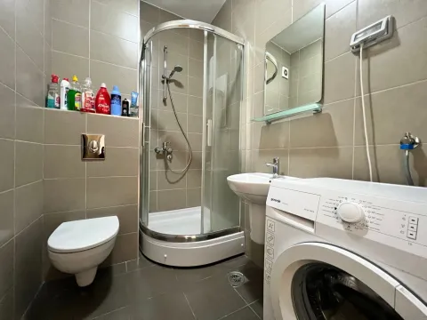 Kompaktno kupatilo sa tuš kabinom, umivaonikom, WC šoljom i veš mašinom. - image 4