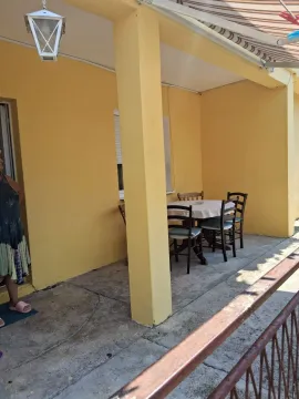 Natkrivena terasa sa stolom, stolicama i stubom u žutoj boji. - image 10
