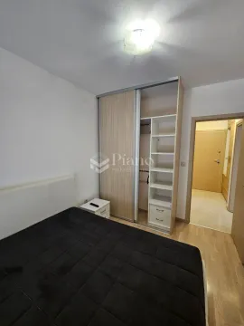 Spavaća soba sa bračnim krevetom, ugradnim plakarom i vratima koja vode u hodnik. - image 6