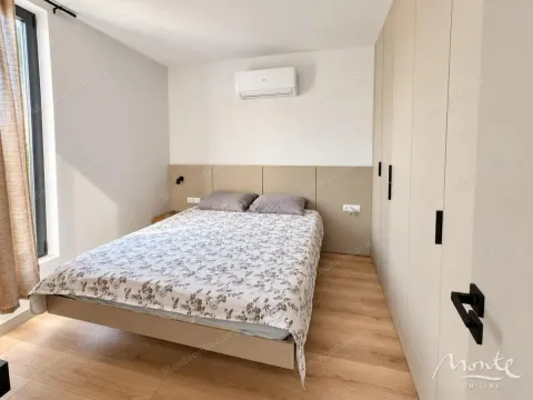 Namještena spavaća soba sa bračnim krevetom, klima uređajem i ugradnim ormarom. - image 4