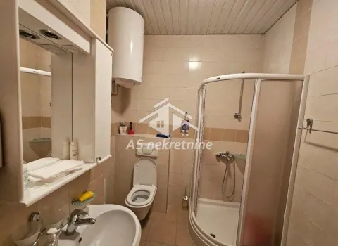 Kupatilo opremljeno tuš kabinom, umivaonikom i wc šoljom. - image 10