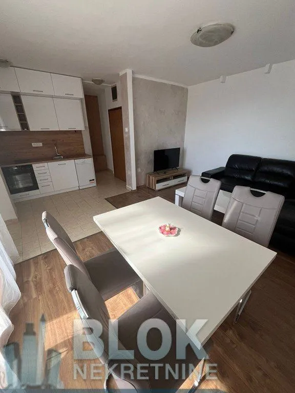 Izdavanje, jednosoban stan, 42m², Blok 6, Podgorica