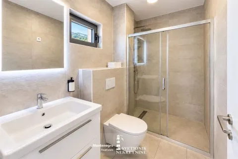 Moderne kupatilo sa tuš kabinom, umivaonikom i wc šoljom. - image 10