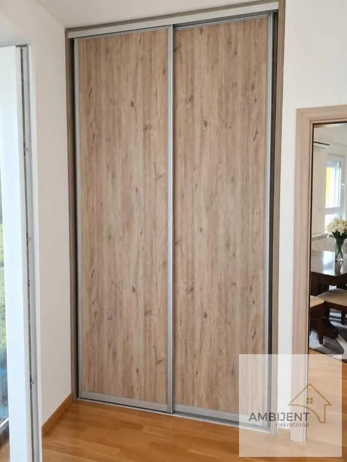 Prodaja, trosoban stan, 75m², Centar, Inđija