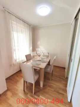 Trpezarija sa stolom i stolicama pored prozora. - image 7