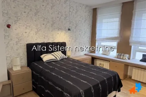 Nameštena spavaća soba sa bračnim krevetom, noćnim stočićima i prozorima sa klupom za sedenje. - image 10