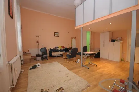 Dnevna soba sa prostorom za sedenje i galerijom. - image 10