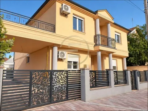 Pogled na prednju fasadu i ogradu kuće sa dvorištem. - image 18