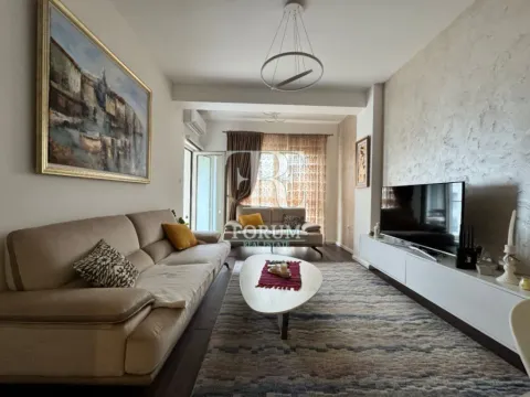 Izdavanje, dvosoban stan, 70m², Vezirov Most, Podgorica - image 1