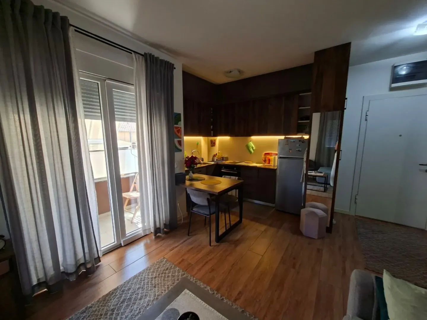 Kitchen with a dining table and access to the terrace.