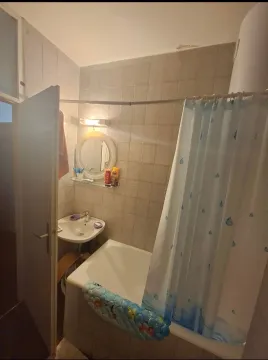 Manje kupatilo sa kadom, umivaonikom i ogledalom. - image 4