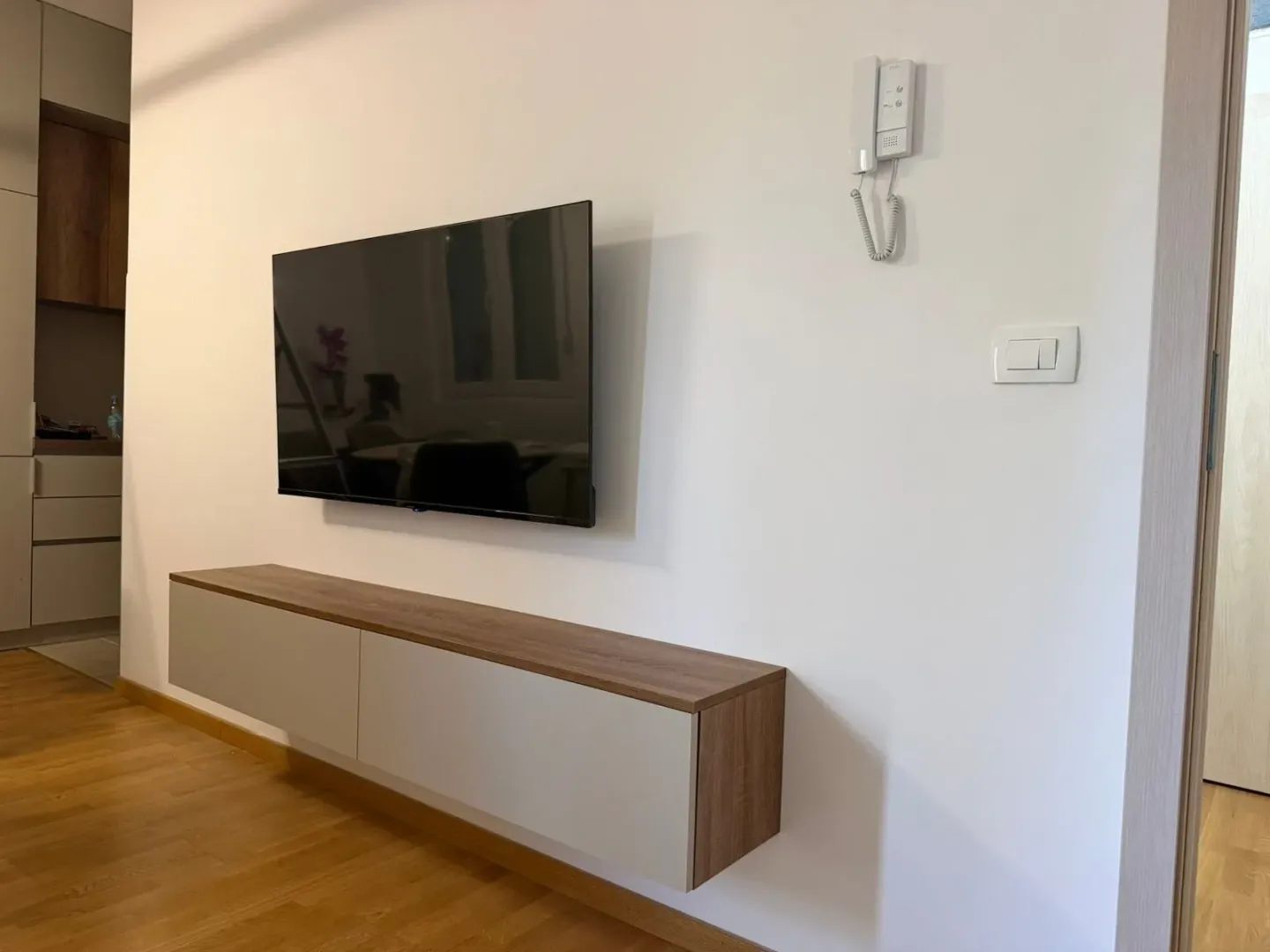 Living room with a TV and a wall-mounted console.