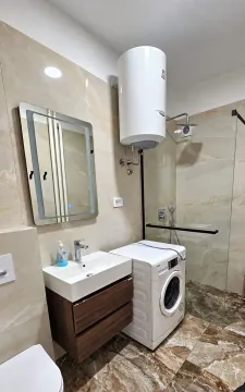 Kupatilo sa umivaonikom, tuš kabinom, bojlerom i veš mašinom. - image 10
