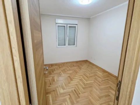 Izdavanje, trosoban stan, 112m², Stari Aerodrom, Podgorica - image 3