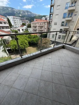 Prostrana popločana terasa sa pogledom na grad i planine. - image 7