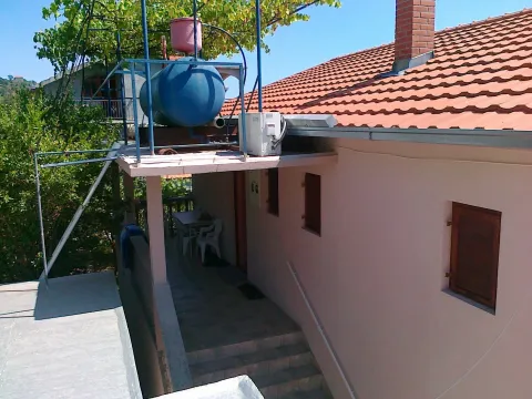 Vanjski dio kuće sa stepenicama koje vode do ulaza. - image 3