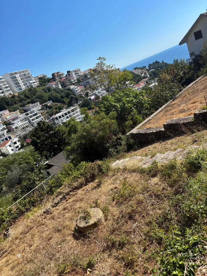 Pogled na okolno naselje i more sa placa.