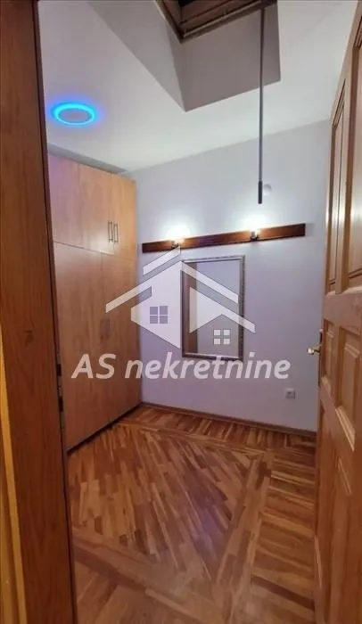 Izdavanje, četvorosoban stan, 94m², Vračar Hram, Vračar Sve Podlokacije