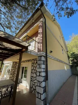 Spoljašnji izgled kuće sa terasom i kamenom fasadom u prizemlju. - image 6