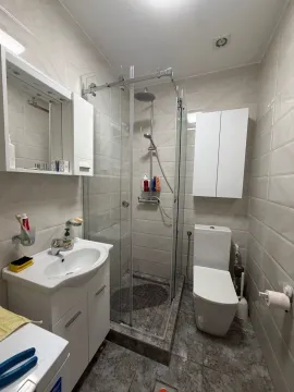 Kompaktno kupatilo sa tuš kabinom, umivaonikom i toaletom. - image 7