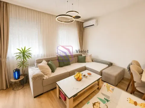 Udobna dnevna soba sa velikom ugaonom garniturom, stočićem i modernim osvjetljenjem. - image 3