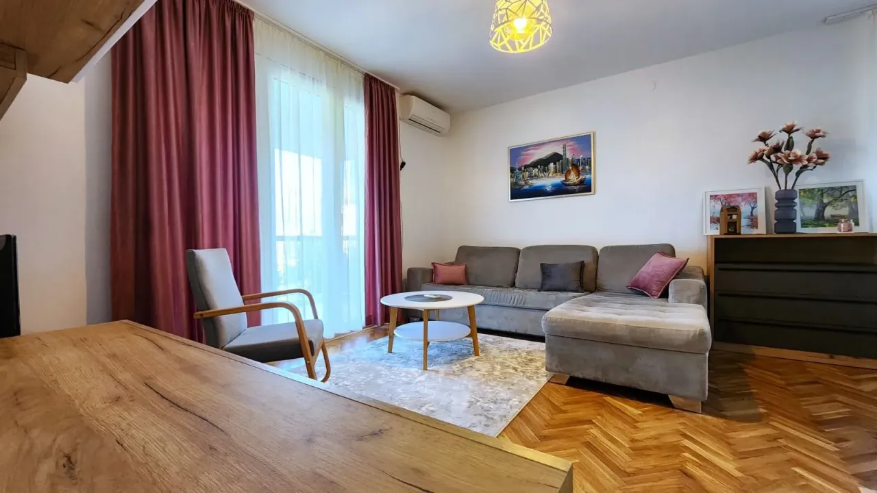 Izdavanje, jednosoban stan, 49m², Centar, Bar