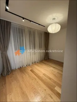Prazna soba sa parketom na podu i montiranom rasvetom. - image 10