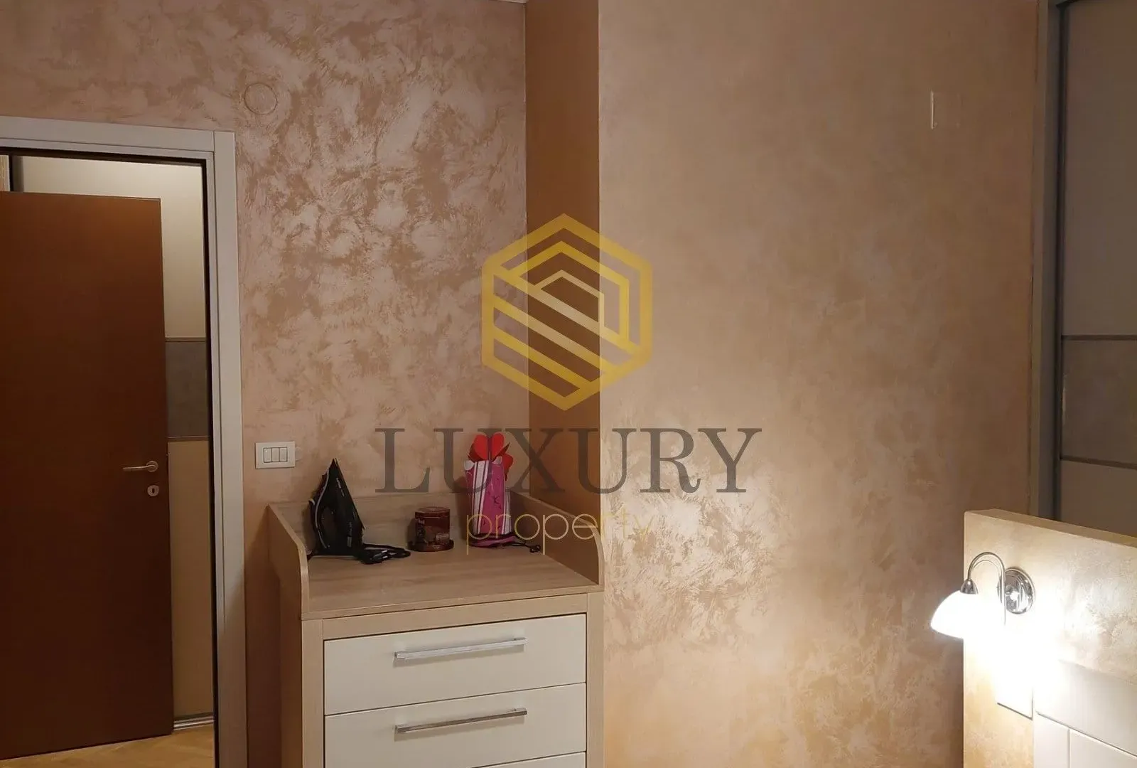 Izdavanje, dvosoban stan, 88m², City Kvart, Podgorica