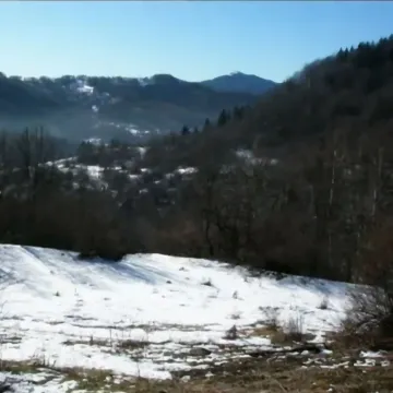 Pogled na planinski pejzaž prekriven snijegom sa parcele. - image 7