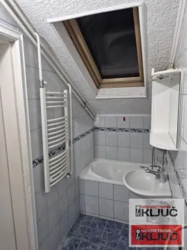 Manje kupatilo sa kadom, umivaonikom i krovnim prozorom. - image 7