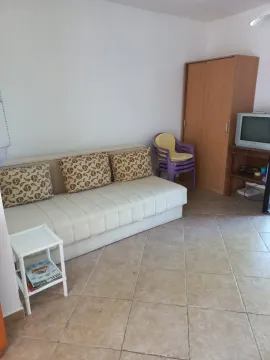 Jednostavno namješten dnevni boravak sa kaučem i ormarom. - image 8
